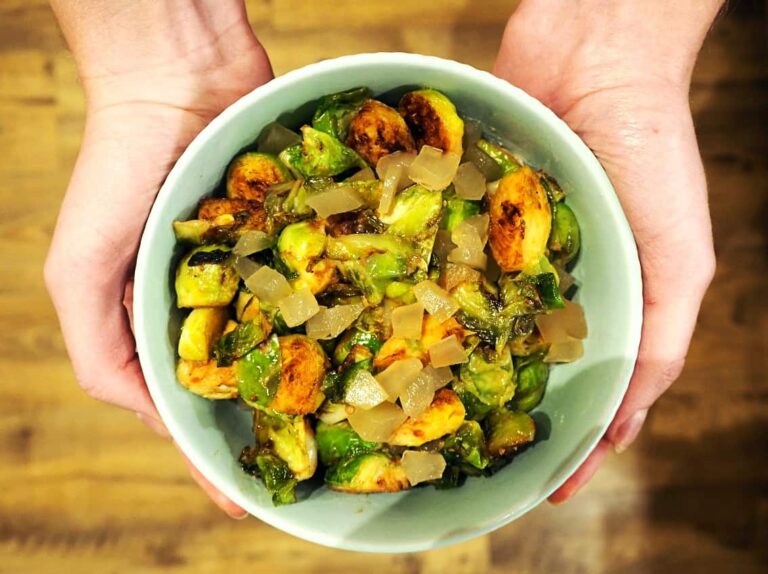 brukselka-z-miso-i-piklami