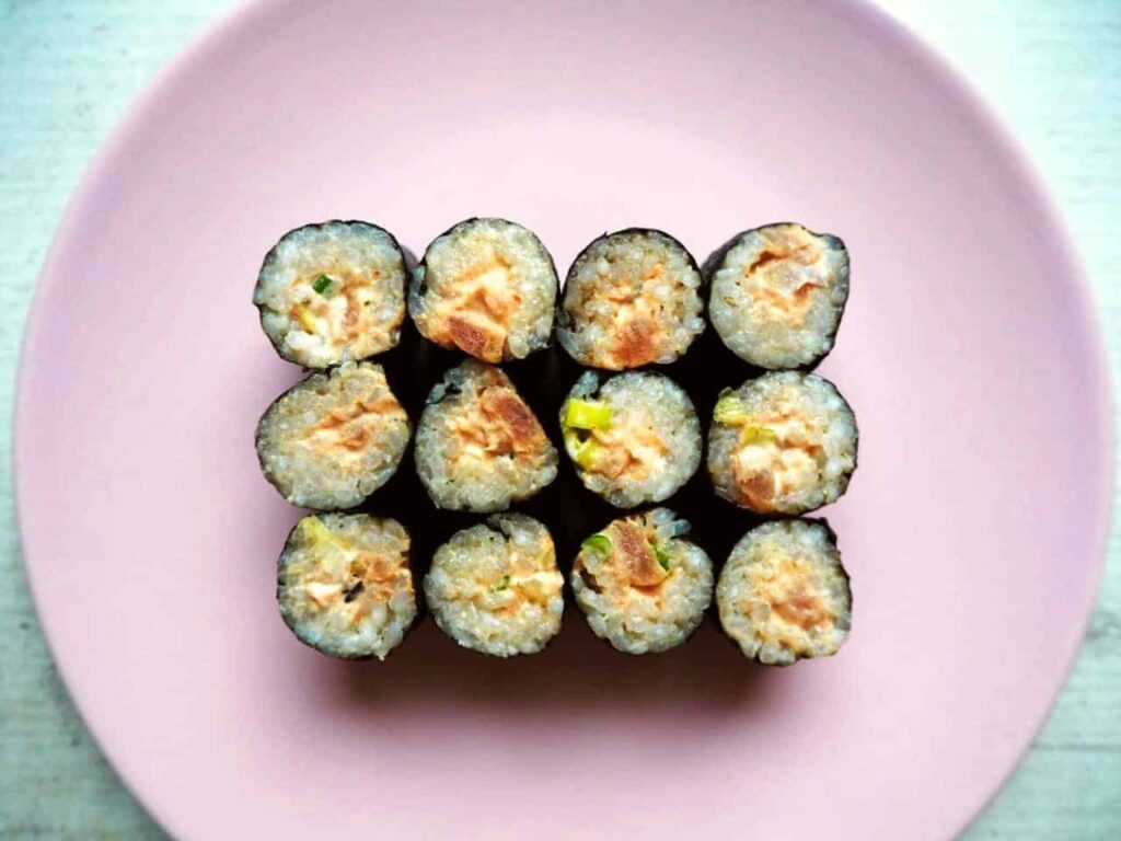 Pikantne-sushi-z-majonezem-i-sriracha