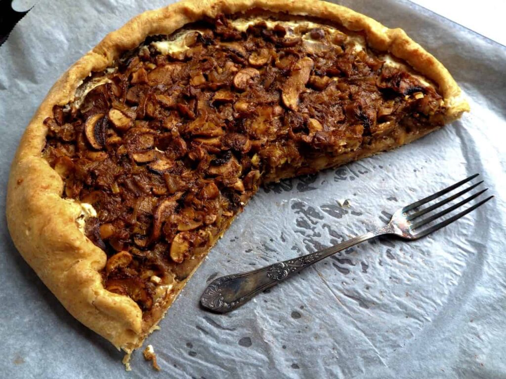 Placek-drozdzowy-z-pieczarkami