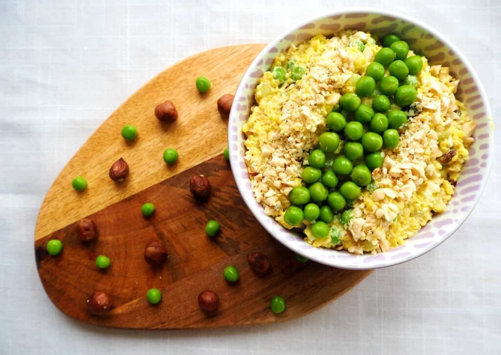 Salatka-z-orzechami-i-swiezym-ogorkiem