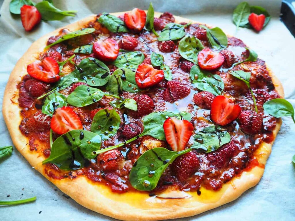 Pizza-ze-szpinakiem-i-truskawkami-1-1