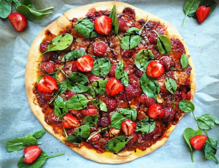 Pizza-ze-szpinakiem-i-truskawkami
