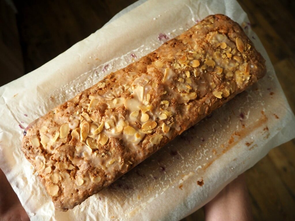 Migdałowe-ciasto-z-borówkami